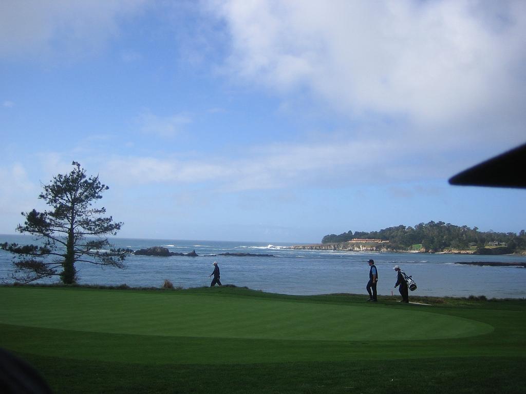 Pebble2007 044 Phil Mickelson flies the green on #5